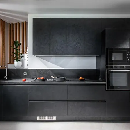 Made By The Sea 8 Bdrm Villa *
